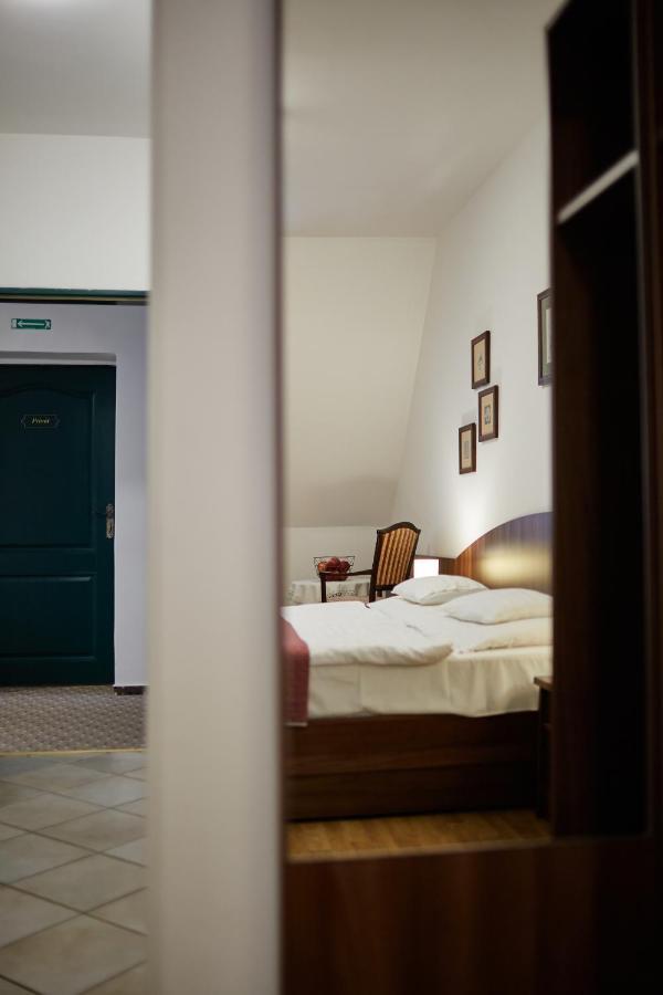 Tercia Hubertus Panzio Bed & Breakfast Sopron Exterior photo